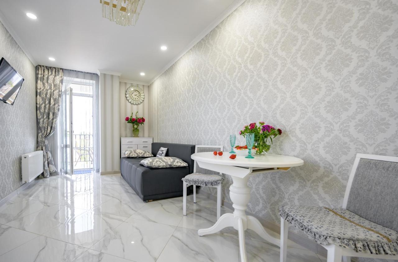 Apartment стильная в центре одессы с балконом Odesa